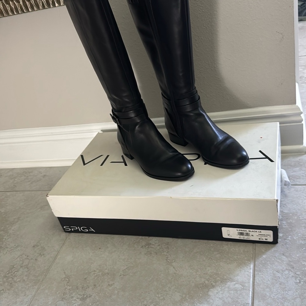 Via Spiga Black Heeled Boots Sleek Design